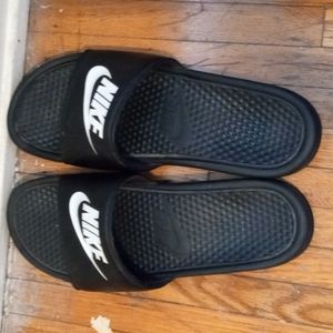 This are a size 9 in men Nike slide